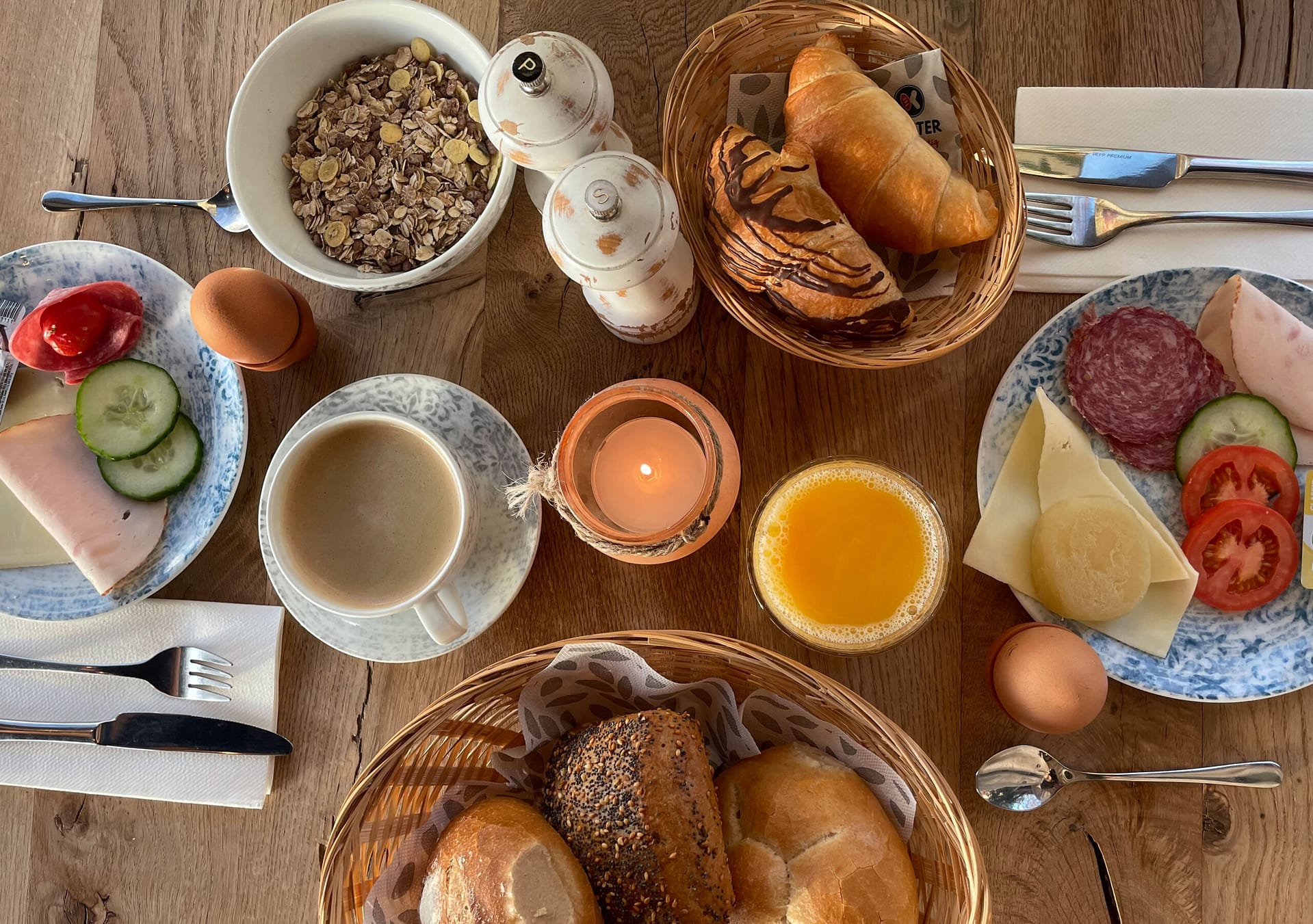 Richhaltig gedeckter Frühstückstisch