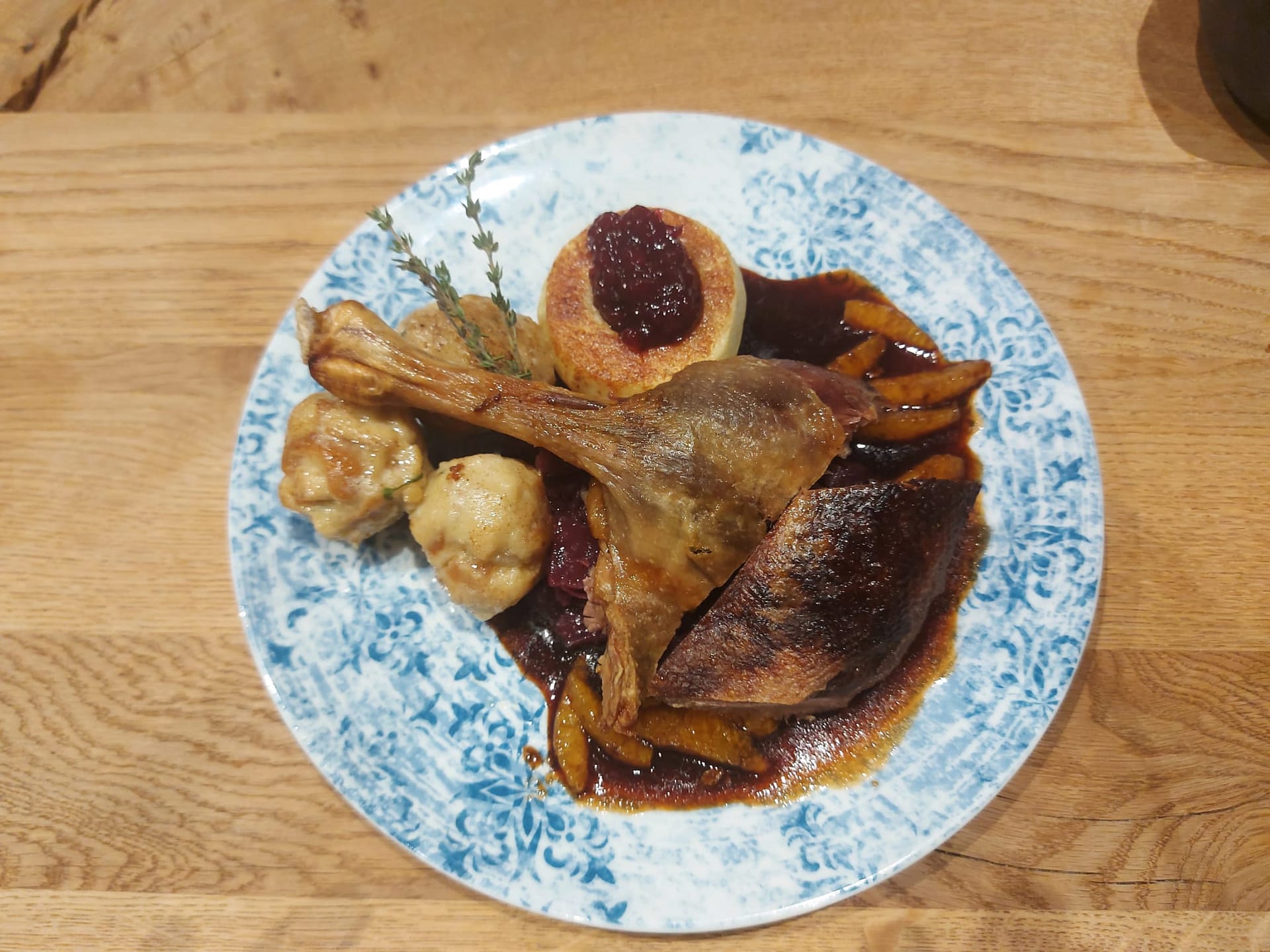 Gänsebraten in Orangensauce mit gefülltem Schmorapfel, Rotkraut und Küstanienklößen